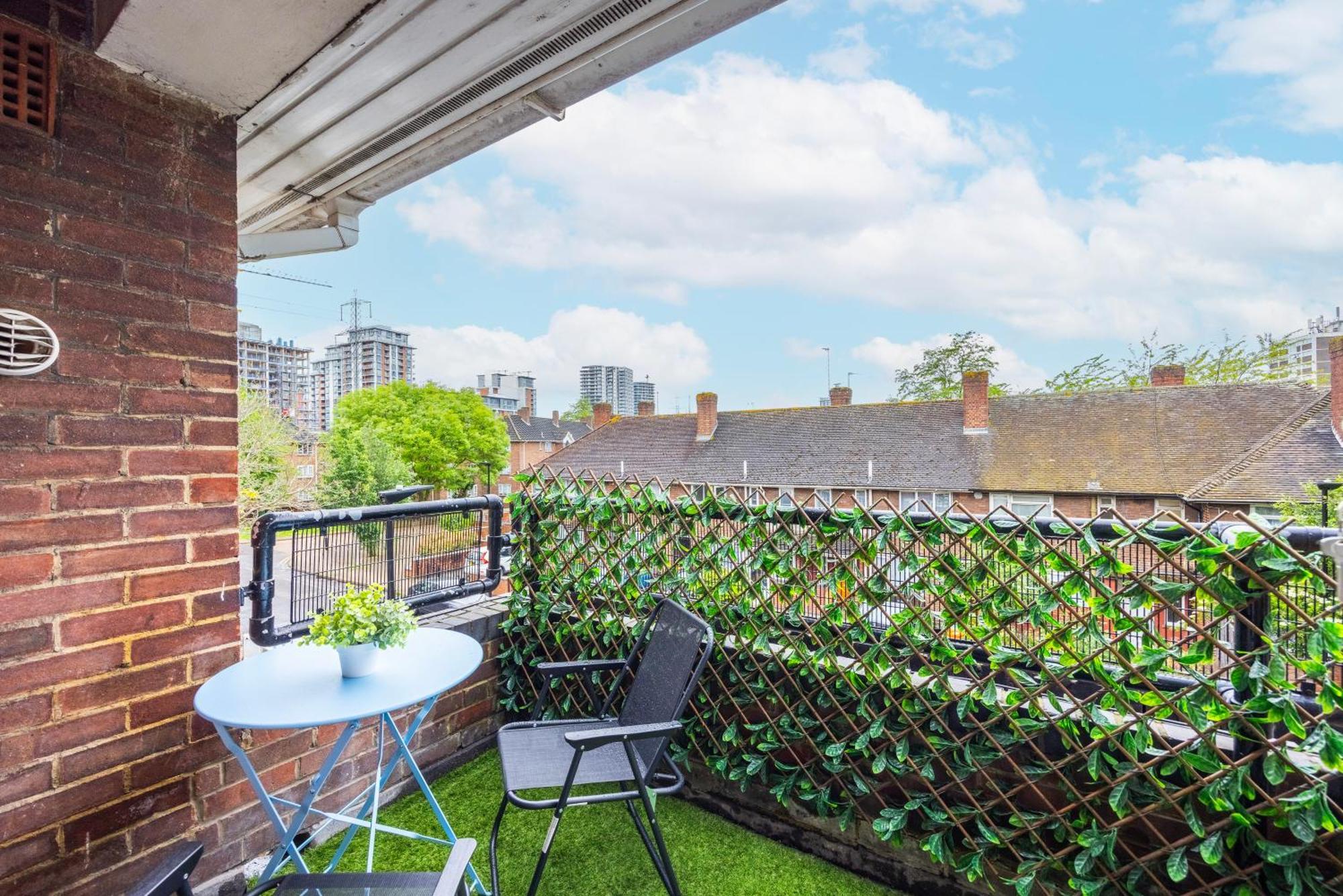 Excel O2 Stunning Large 3 Bedroom Apartment With Balcony London Exterior photo